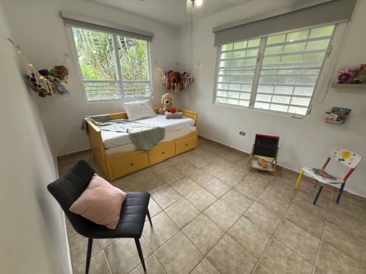 Во плакарот ќе најдете уметнички материјали, креда и пиштоли.