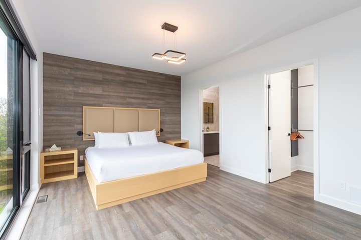 Hlavná spálňa s vlastnou kúpeľňou, šatníkom, inteligentnou televíziou a nádherným výhľadom na hory.