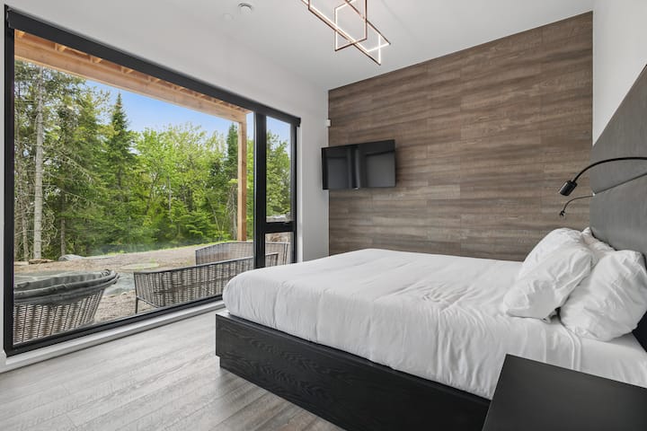 Apartmán s manželskou posteľou na prízemí, s vlastnou kúpeľňou, šatníkom, inteligentnou televíziou a skvelým výhľadom na terasu.