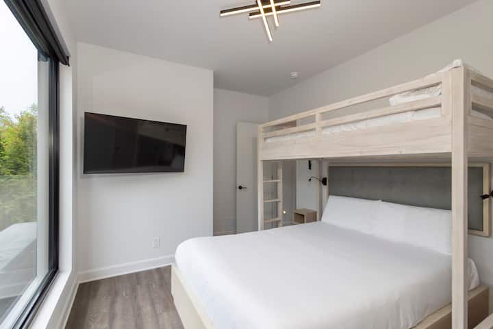 Dvojlôžková spálňa s vlastnou kúpeľňou, šatníkom, inteligentnou televíziou a skvelým výhľadom na les