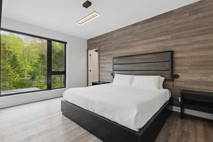 Spálňa s vlastnou kúpeľňou, šatníkom, inteligentnou televíziou a skvelým výhľadom na les
