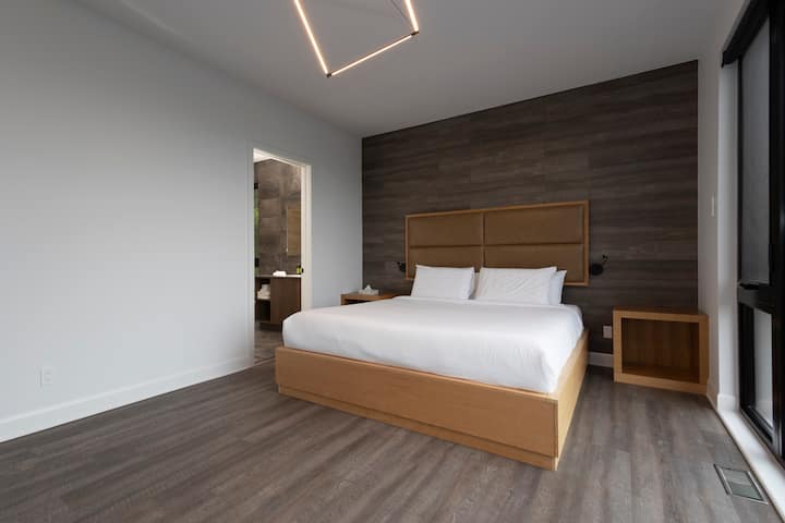 Hlavná spálňa 2 s vlastnou kúpeľňou, šatňou, inteligentnou televíziou a úchvatným výhľadom na hory.