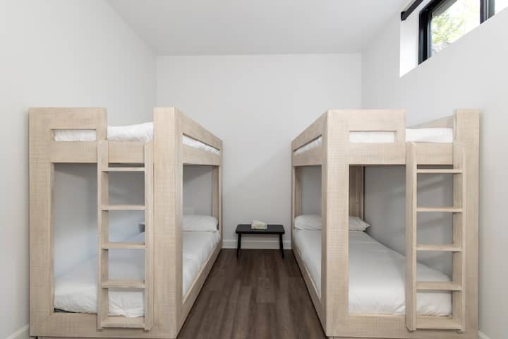 Izba na prízemí vedľa herne/obývacej izby. 4 poschodové postele. Vedľa kúpeľne 6.