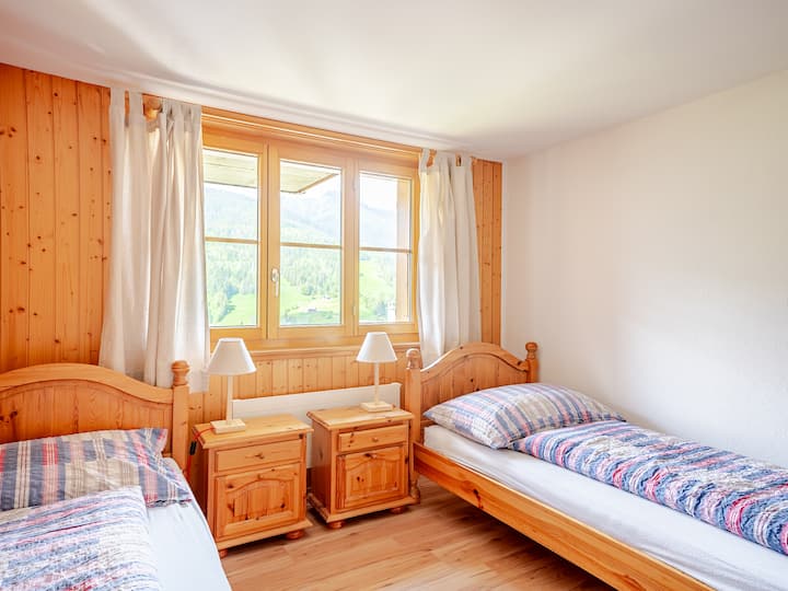 спалнята с две отделни легла