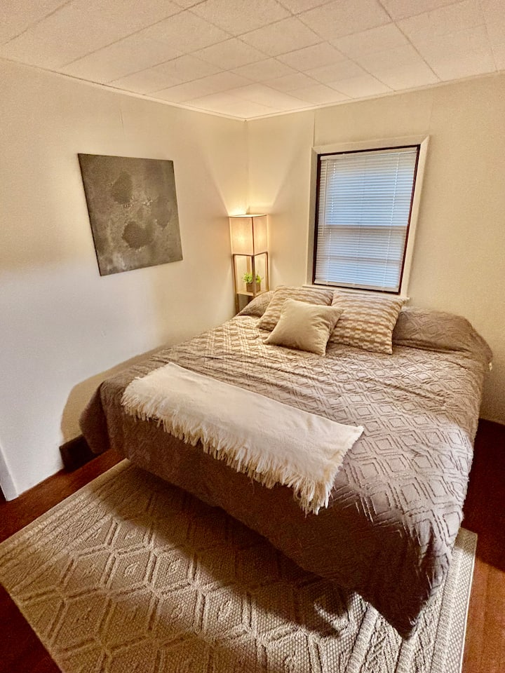 Udobno se smjestite u glavnoj spavaćoj sobi s velikim bračnim krevetom u kojoj je ugodna atmosfera koja će vam pružiti savršeno utočište nakon dana punog pustolovina.