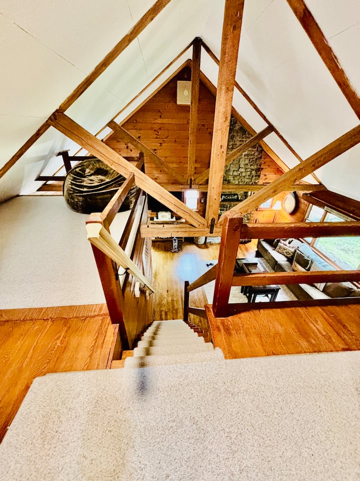 Dodatni prostor za opuštanje u potkrovlju – udobno se smjestite i opustite uz dobru knjigu, igru ili jednostavno uživajte u zasluženom odmoru.