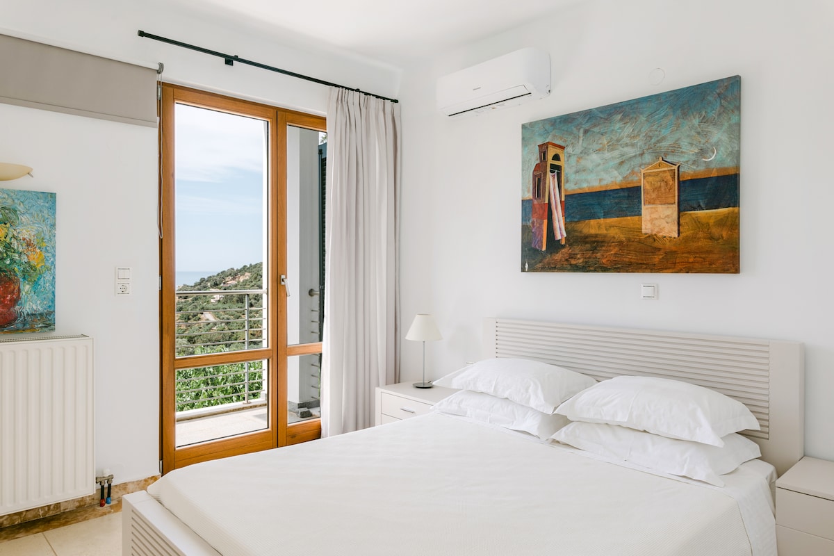 Vila 2: spavaća soba s bračnim krevetom (širine 150 – 179 cm) i privatnim balkonom