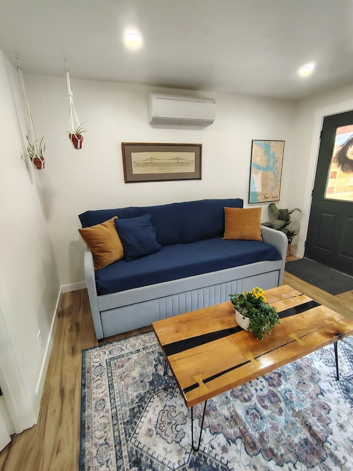 Sofá cama muy cómodo con capacidad para dos personas. La ropa de cama se proporciona en el armario y en la habitación. 