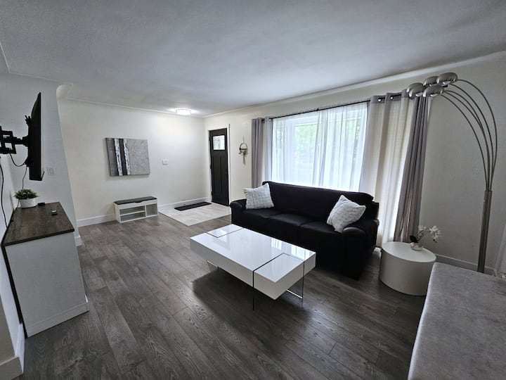 Beautiful Kingston House - 京斯敦