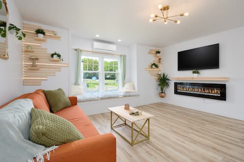 Victorian Penthouse 2 bedroom down town apt.