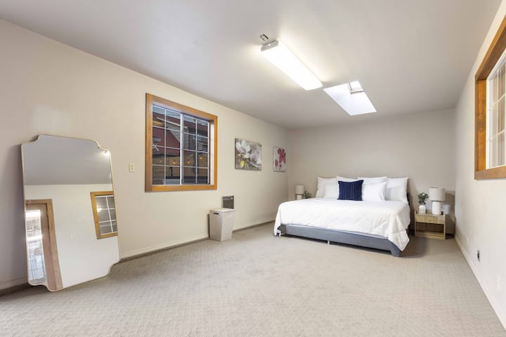 Manželská posteľ v izbe vedľa biliardového stola a pingpongového stola. Táto izba je pripojená k garáži a oddelená od domu. Ak chcete použiť toaletu, budete musieť prejsť cez terasu späť do domu. 