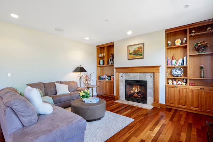 7br Bellevue Retreat | Bar, Game Room & Lego Fun! - Issaquah, WA