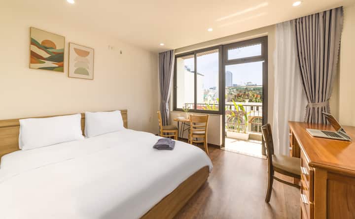 Ცალკე სტუდიო აივნითა და დილის რბილი განათებით – მყუდრო საცხოვრებელი დასვენებისა და დამუხტვისთვის 