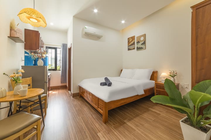 Ცალკე მყუდრო ოთახი ხის თბილი ტონებითა და მინი-სამზარეულოთი – იდეალურია ხანგრძლივი სტუმრობისთვის 