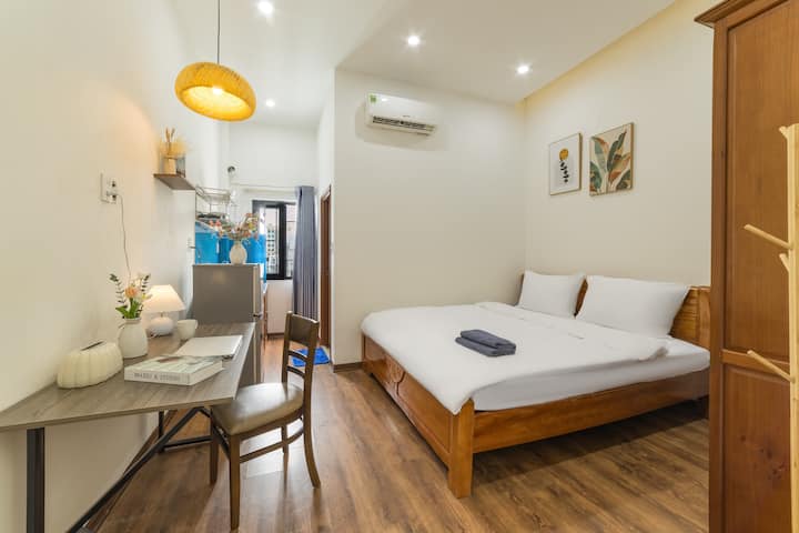 Ცალკე სტუდიო თბილი განათებით – იდეალურია მყუდრო საცხოვრებლებისთვის 