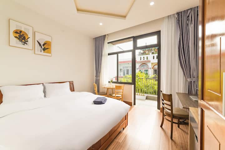 Გაიღვიძეთ მზის სინათლისა და ქალაქის მშვიდი ხედებით თქვენი პირადი აივნიდან 