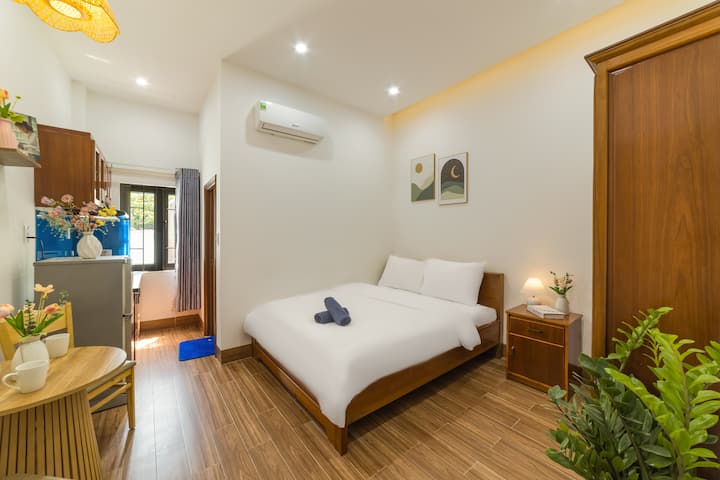 Თბილი და ცალკე ოთახი რბილი განათებით – იდეალურია და-ნანგში მყუდრო ღამეებისთვის.