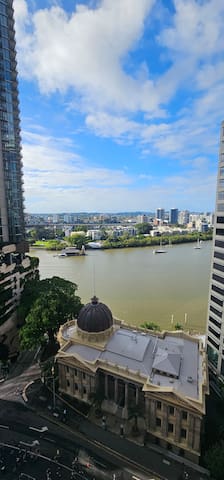 Lux 18th floor 2br 2bath,pool,spa,river view,wifi