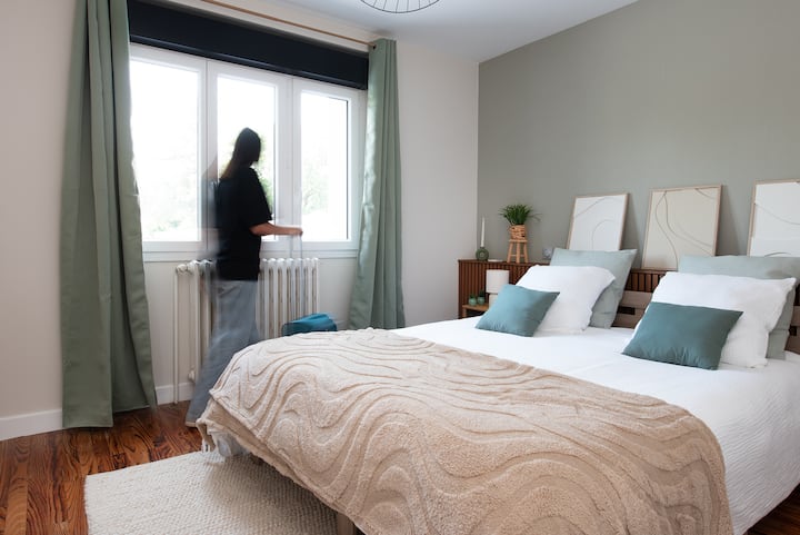 Belle perspective avec lumière naturelle traversante. Chambre spacieuse, chaleureuse, ouverte sur le jardin. Une des 5 chambres de la Villa Theolina, idéale pour accueillir 10 personnes à Castres dans un cadre paisible.