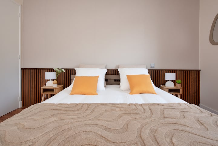 Literie moelleuse, coussins jaune soleil et ambiance apaisante… Le combo parfait pour une chambre aussi belle que reposante.