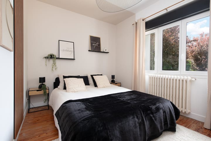 Vue d’ensemble de la chambre Tinta : design moderne, linge de lit haut de gamme et lumière naturelle. Un espace parfait pour se ressourcer dans le calme du Sidobre.