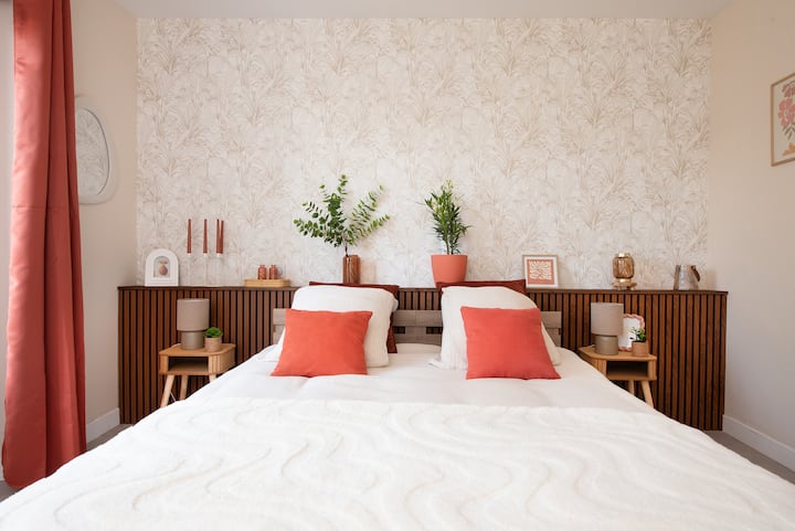 Mur texturé, déco végétale et objets bien choisis font tout le charme de cette chambre inspirée par le coquelicot occitan. Confort, style et sérénité garantis.