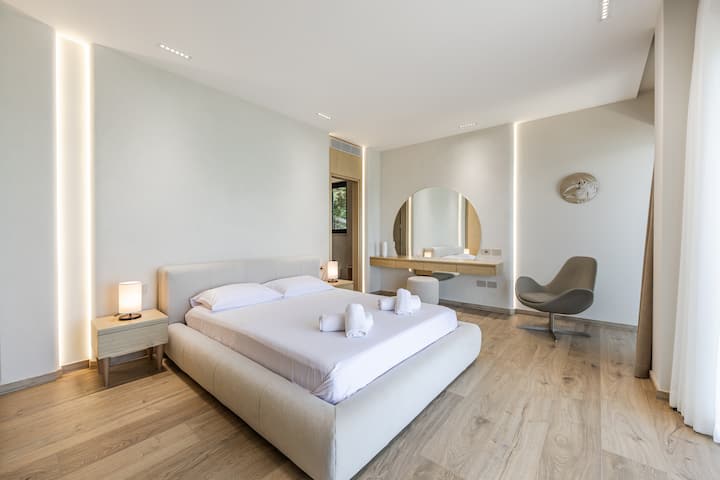 Chumba cha kwanza cha kulala - chumba cha watu wawili (ghorofa ya pili)