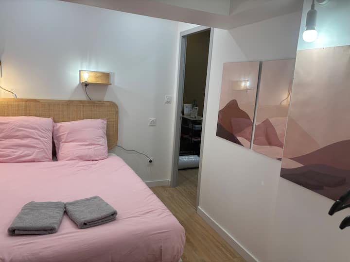 Двойно легло 140 см
Тази стая се намира в по-малкия от двата апартамента. 