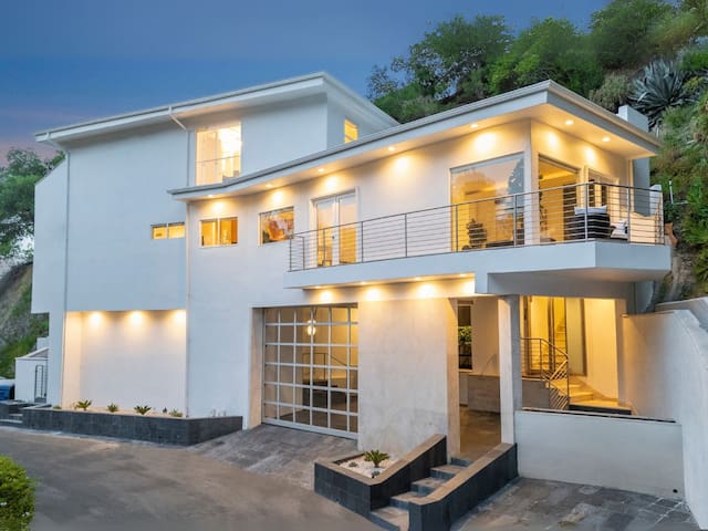 Belden Hills Villa – Rooftop Spa, Location, Views gallery image 3