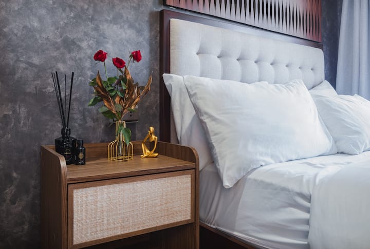 Uživajte u udobnosti naših spavaćih soba s mekanom posteljinom, bračnim krevetima i krevetima na kat te umirujućim dekoracijama. Probudite se uz miran pogled na grad i otok Samal s 23. kata. Ovo je savršeno mjesto za odmor nakon dugog dana istraživanja Davaoa.