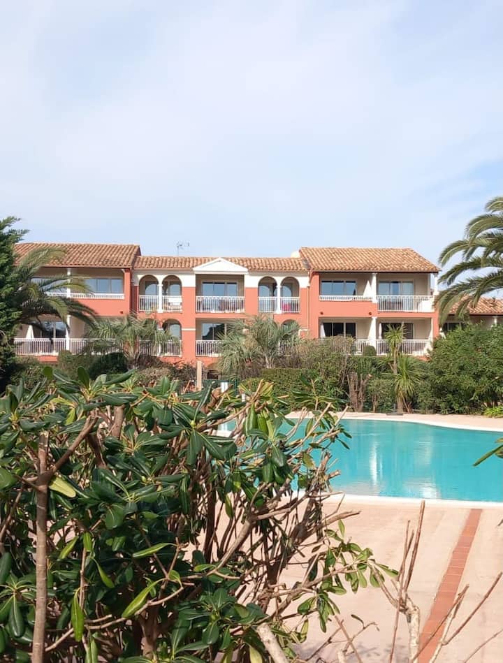 شقة في الطابق الثاني. تراس يطل على حمام السباحة