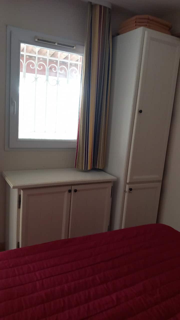 التخزين. خزانة منخفضة برفين. خزانة حائط مع شماعات