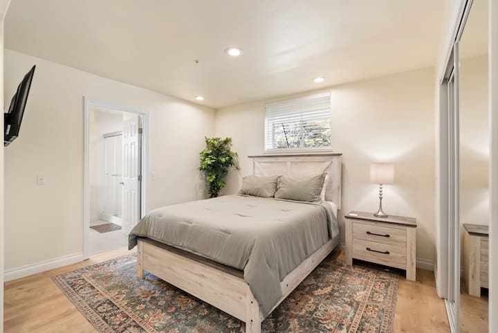 Dhomë gjumi me krevat dopio "queen" që ndodhet në njësinë e poshtme. Kjo dhomë ndan një banjë me dhomën tjetër të gjumit në njësinë e poshtme. 