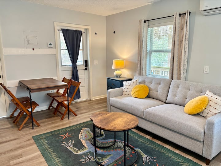 Serene City Studio, Downtown Stuart 0.75 Mi Stroll - Stuart, FL