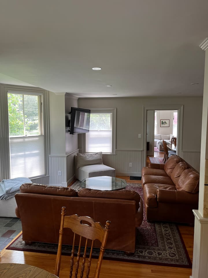 Comfortable 5 Br Farmhouse - Hamilton, NY