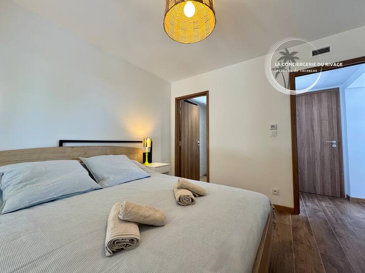 Spavaća soba 1: bračni krevet (160 cm), klima uređaj, ormari, kupaonica s tušem, susjedna terasa