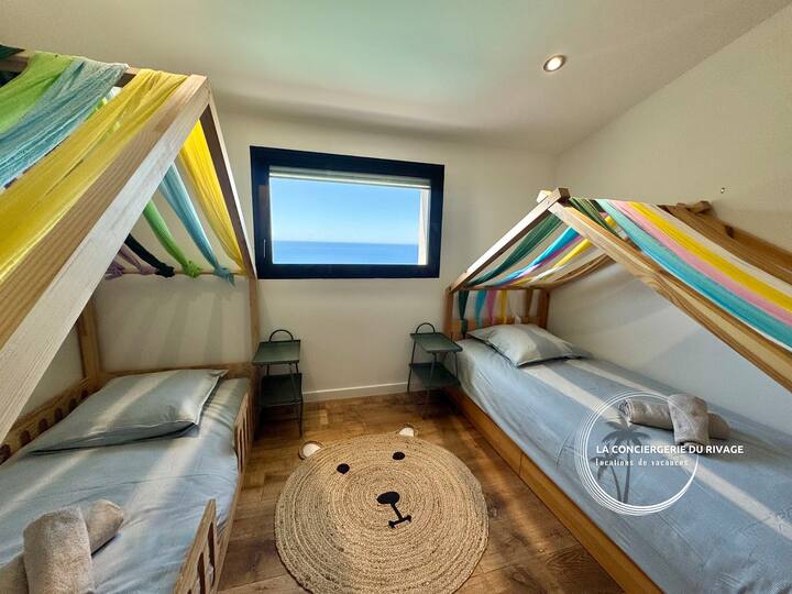 Spavaća soba 5: dva jednostruka kreveta (90 cm) idealna za djecu ili tinejdžere, klima uređaj, ormari i pogled na more