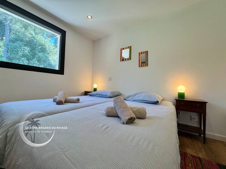 4. spavaća soba: dva jednostruka kreveta (90 cm), klima-uređaj, ormari