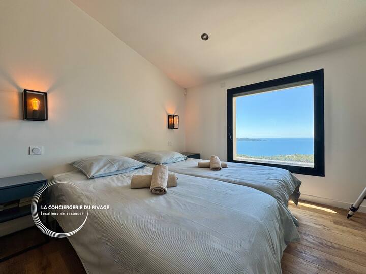 Spavaća soba 2: dva jednostruka kreveta (90 cm), klima uređaj, garderoba, kupaonica s tušem i WC-om te pogled na more