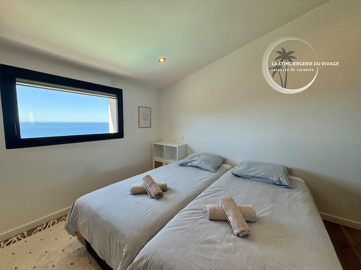 3. spavaća soba: dva jednostruka kreveta (90 cm), klima-uređaj, ormari i pogled na more