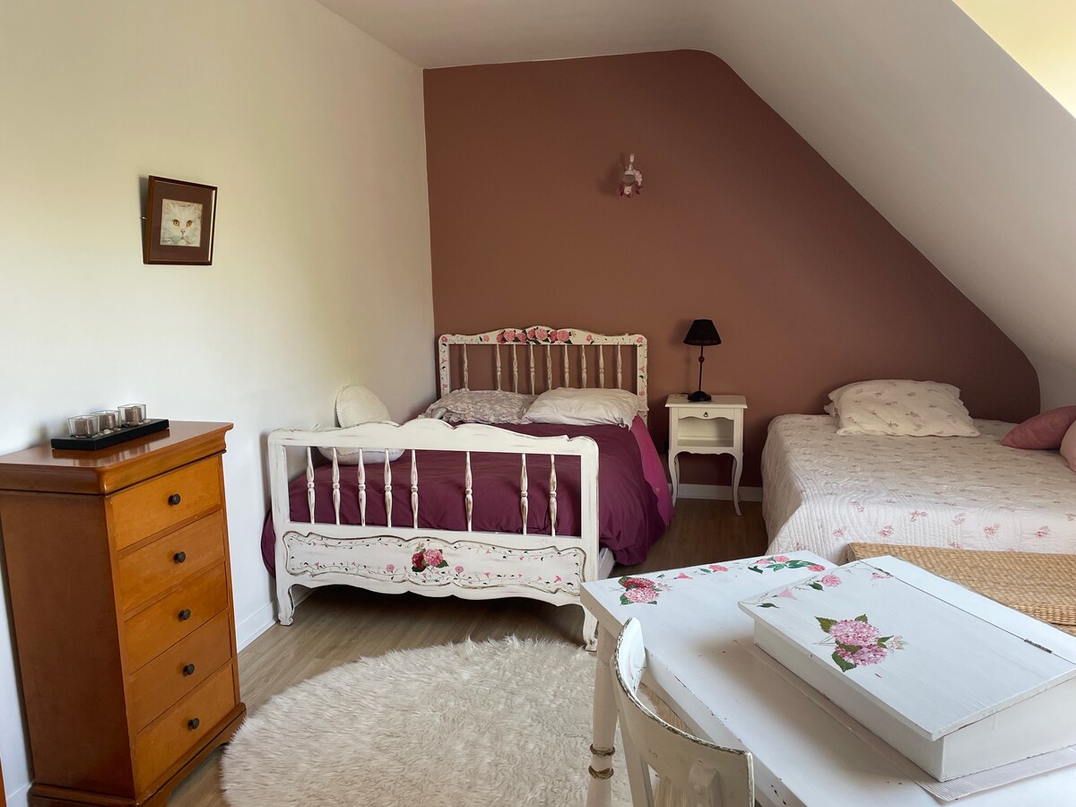 חדר שינה "ורוד" 2 מיטות 120*190 ומיטה אחת 100*190 ס"מ