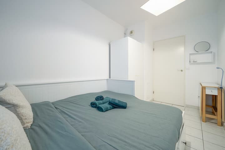 Godetevi un riposo ottimale in questa camera accogliente, dotata di un letto matrimoniale 160x190 cm, un pratico spazio di stoccaggio e biancheria da letto fornita. Ideale per un soggiorno tranquillo in un ambiente tranquillo e ben pensato.