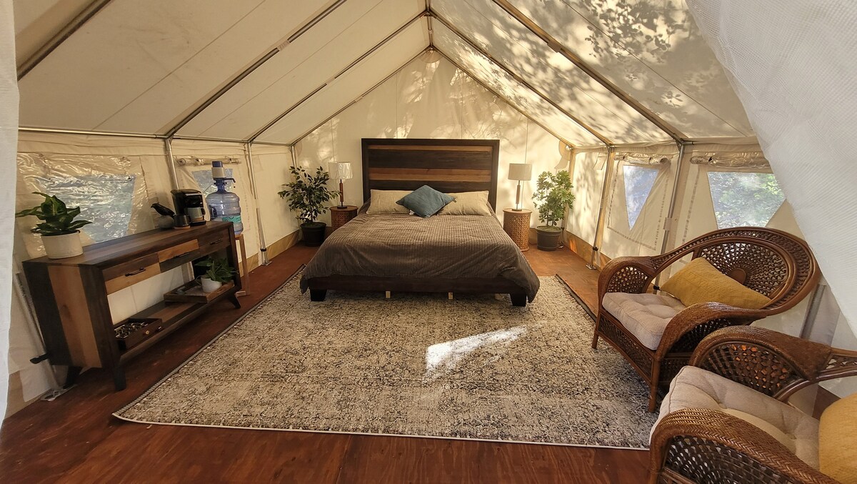 Intérieur d'une tente de glamping