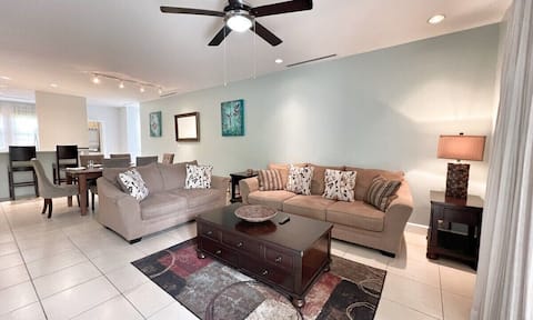 3 BDR 2 bath Luxurious CONDO, Pool Front