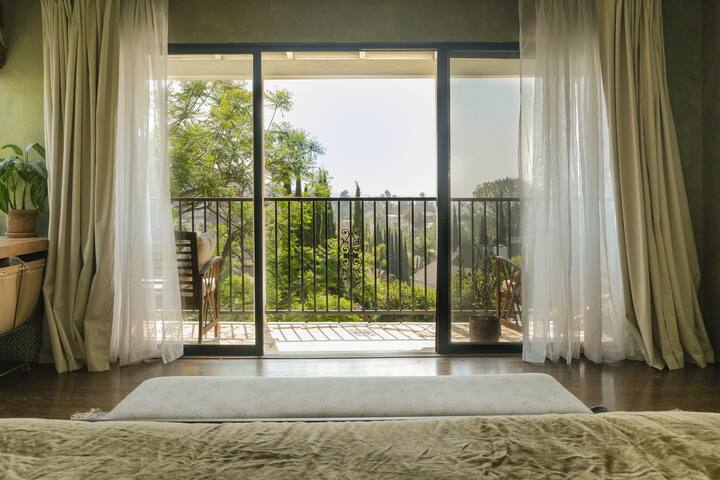 Hideaway in the Hollywood Hills! Views! Hot Tub! gallery image 2