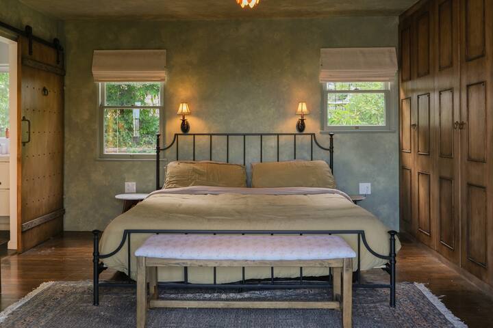 Hideaway in the Hollywood Hills! Views! Hot Tub! gallery image 5