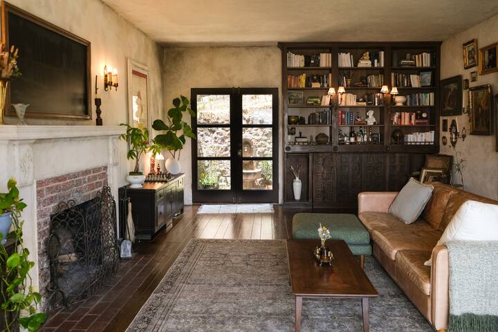 Hideaway in the Hollywood Hills! Views! Hot Tub! gallery image 4