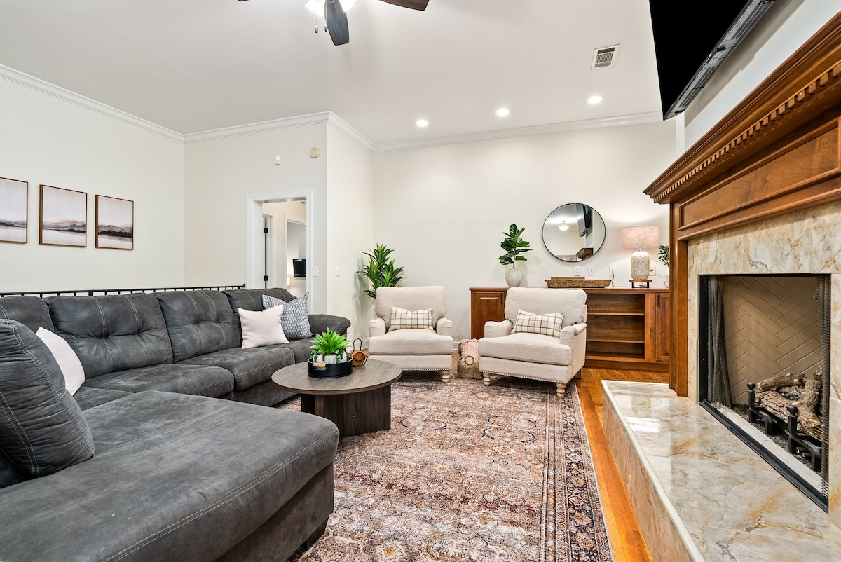 Top performing Airbnb: 6BR | 5 min to RTJ | Game Room in Opelika