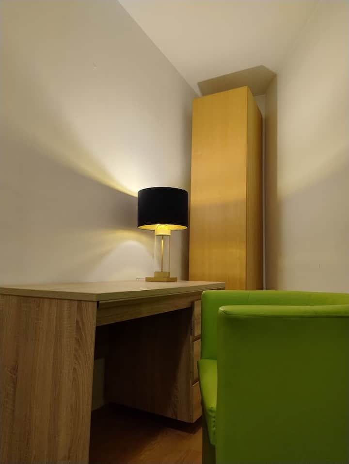 ห้องนอนพื้นที่ทำงานเตียงคู่เตียงเด็กอ่อน