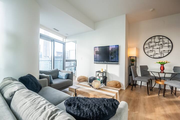 Stunning Lake/CN Tower View: 2BR+2BA, Free Parking gallery image 3